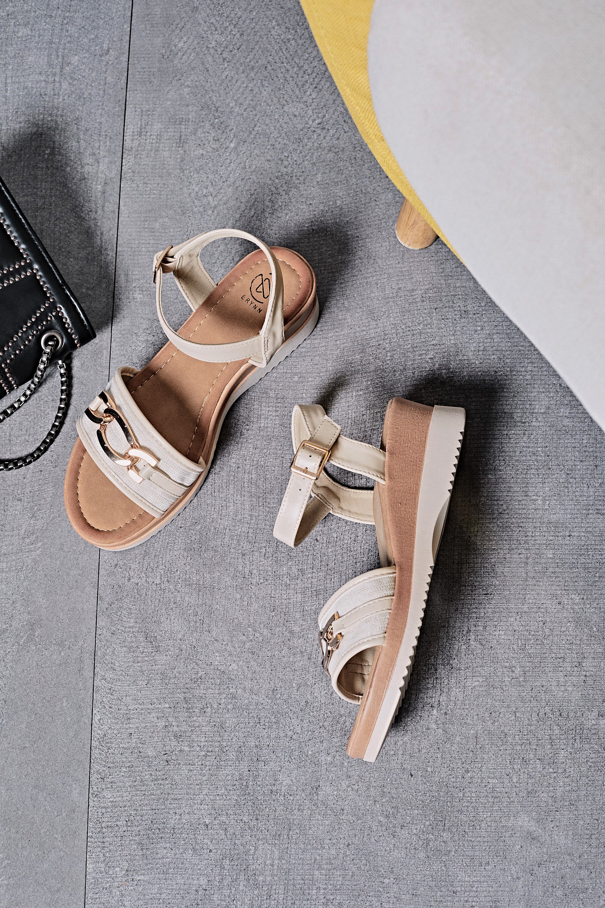 Sandale compensée avec petit détail doré