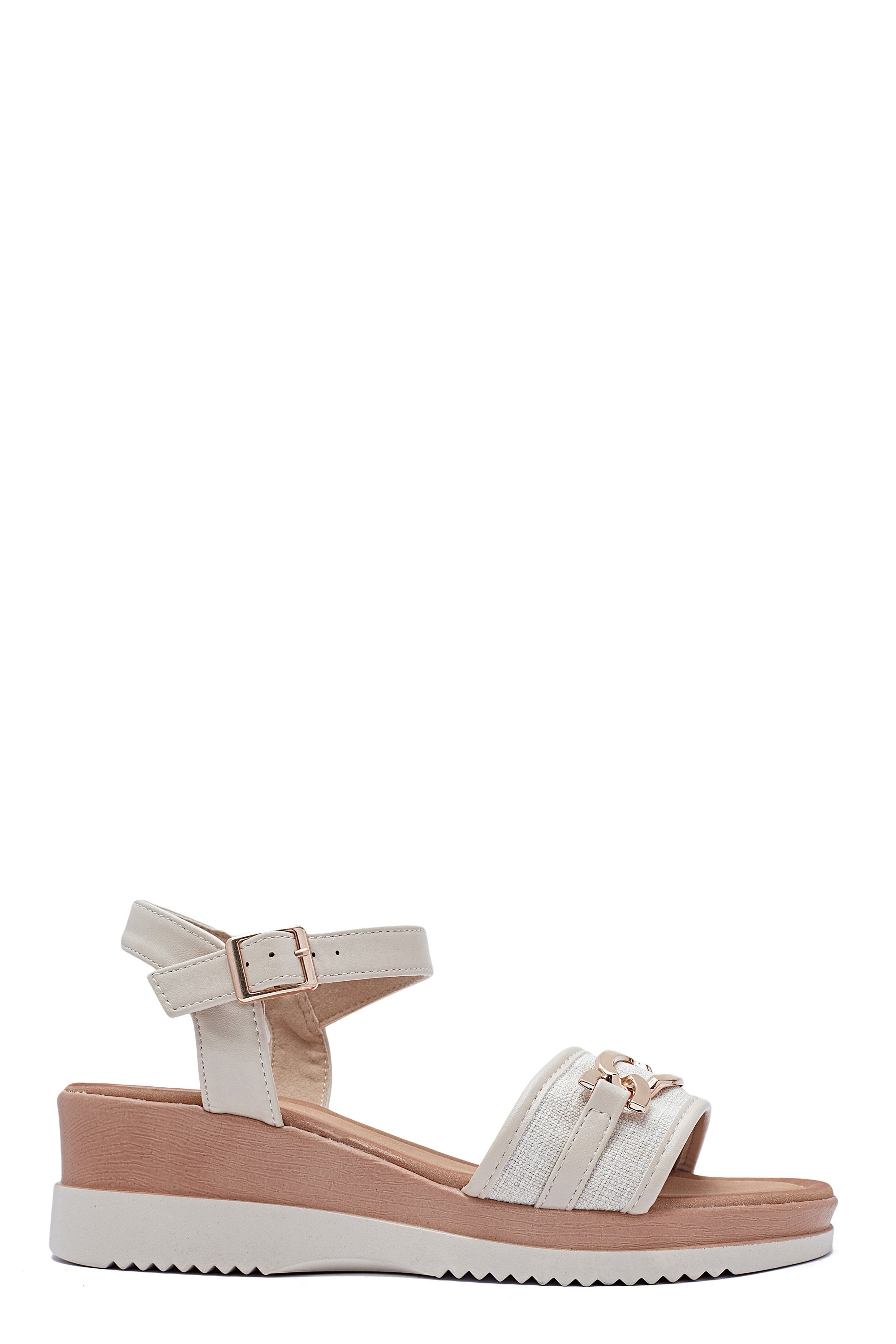 Sandale compensée avec petit détail doré