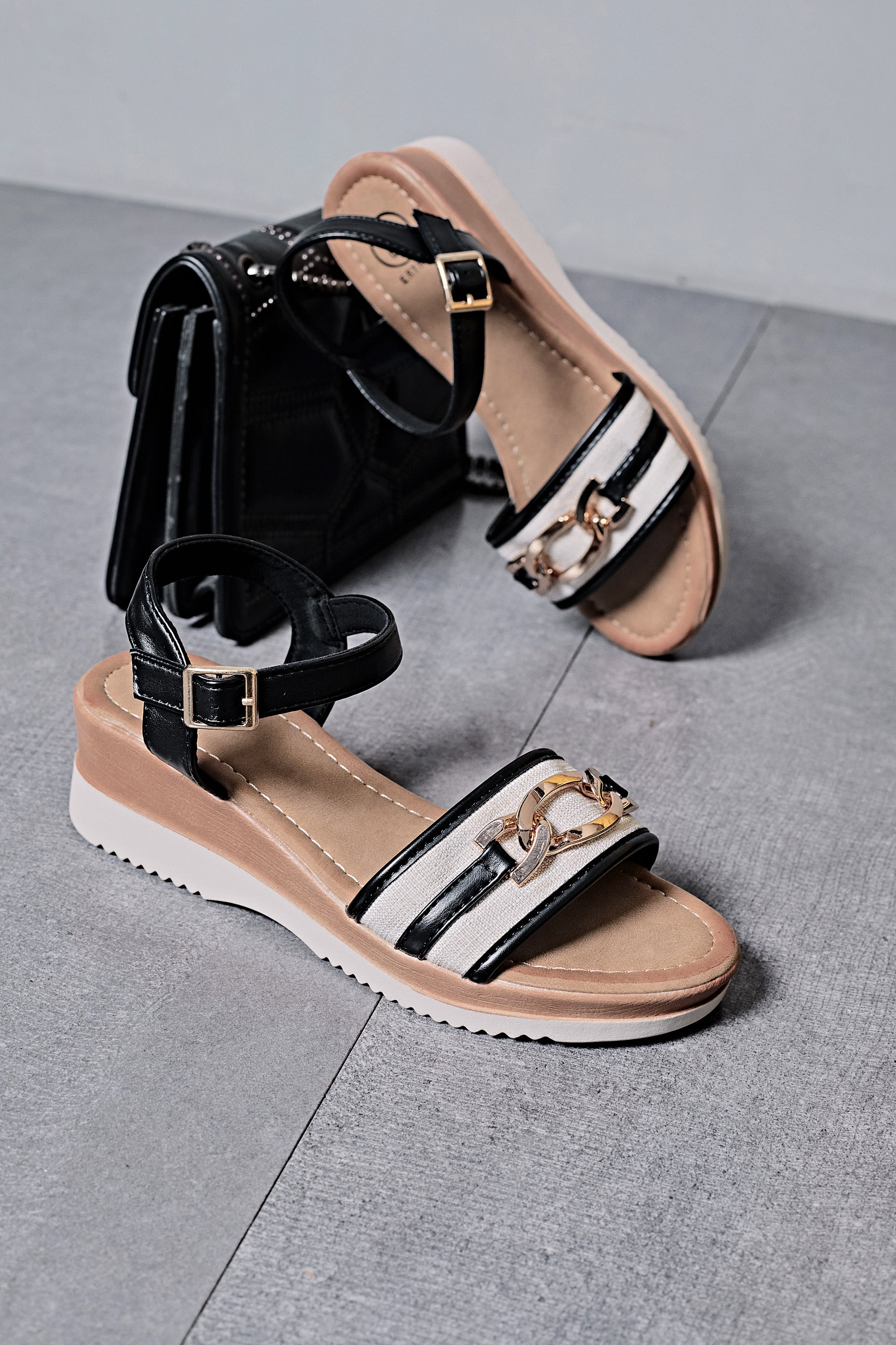 Sandale compensée avec petit détail doré