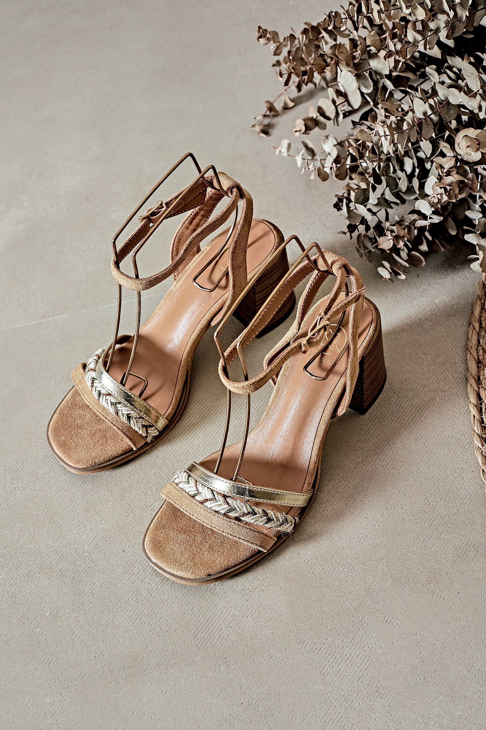 Sandale à talon carré camel