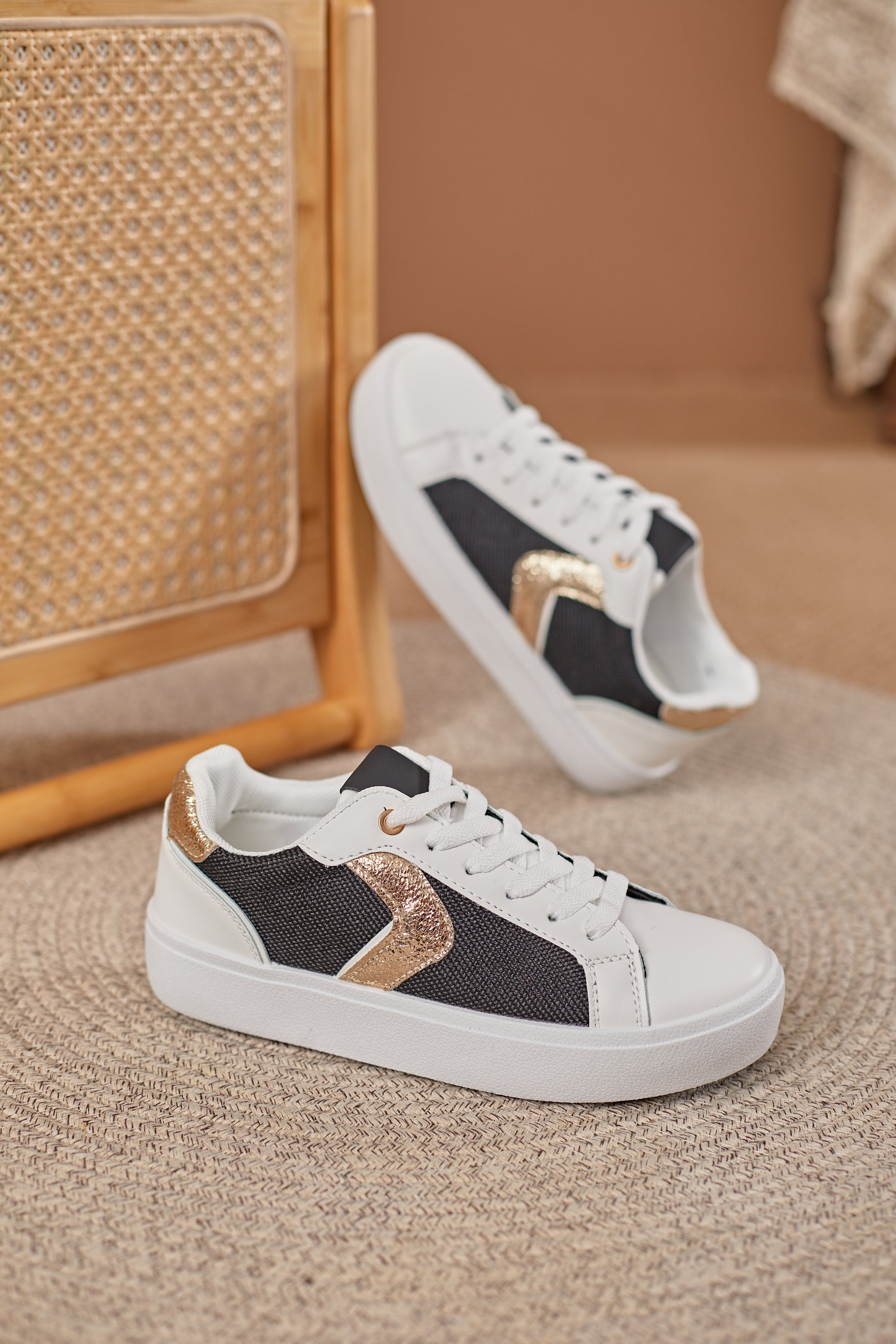 Basket noir et blanche avec details doré