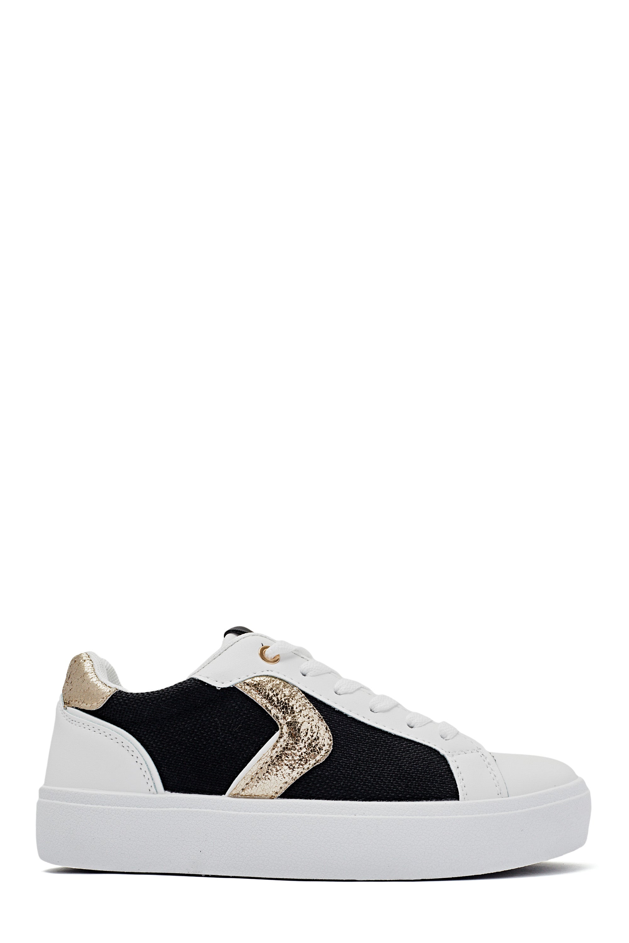 Basket noir et blanche avec details doré