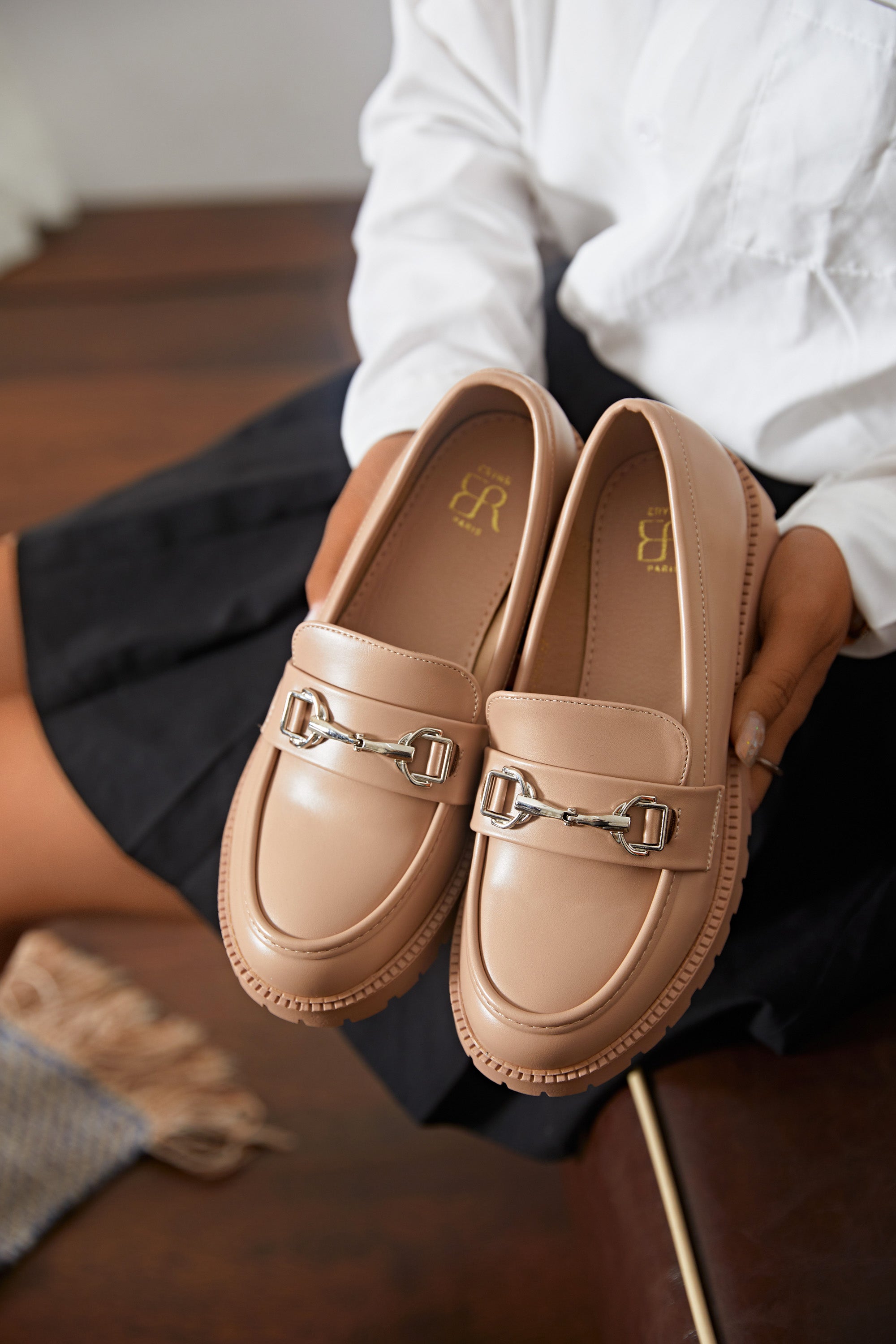 Mocassin taupe avec boucle argentée