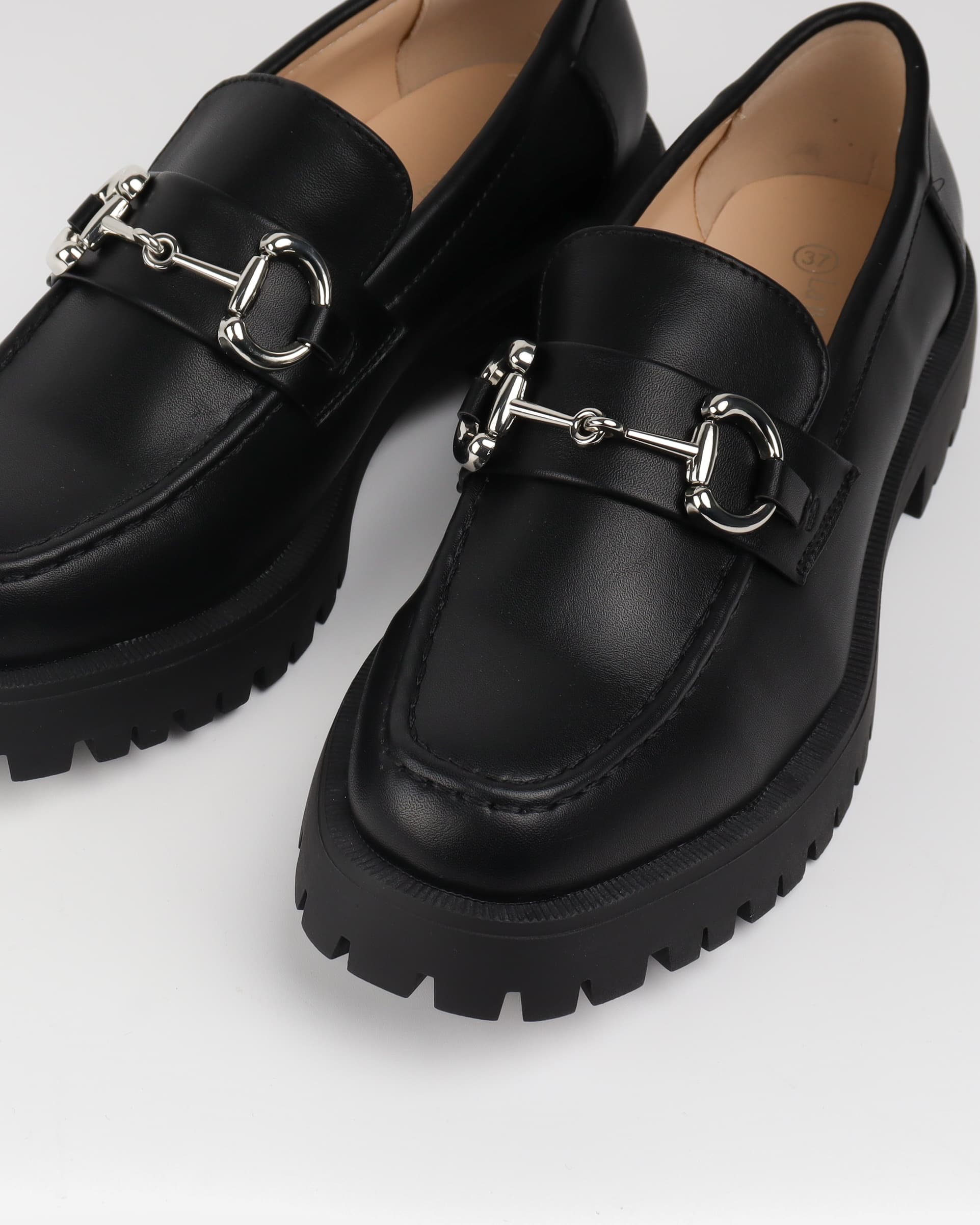 Mocassin noir avec détail argenté et semelle crantée