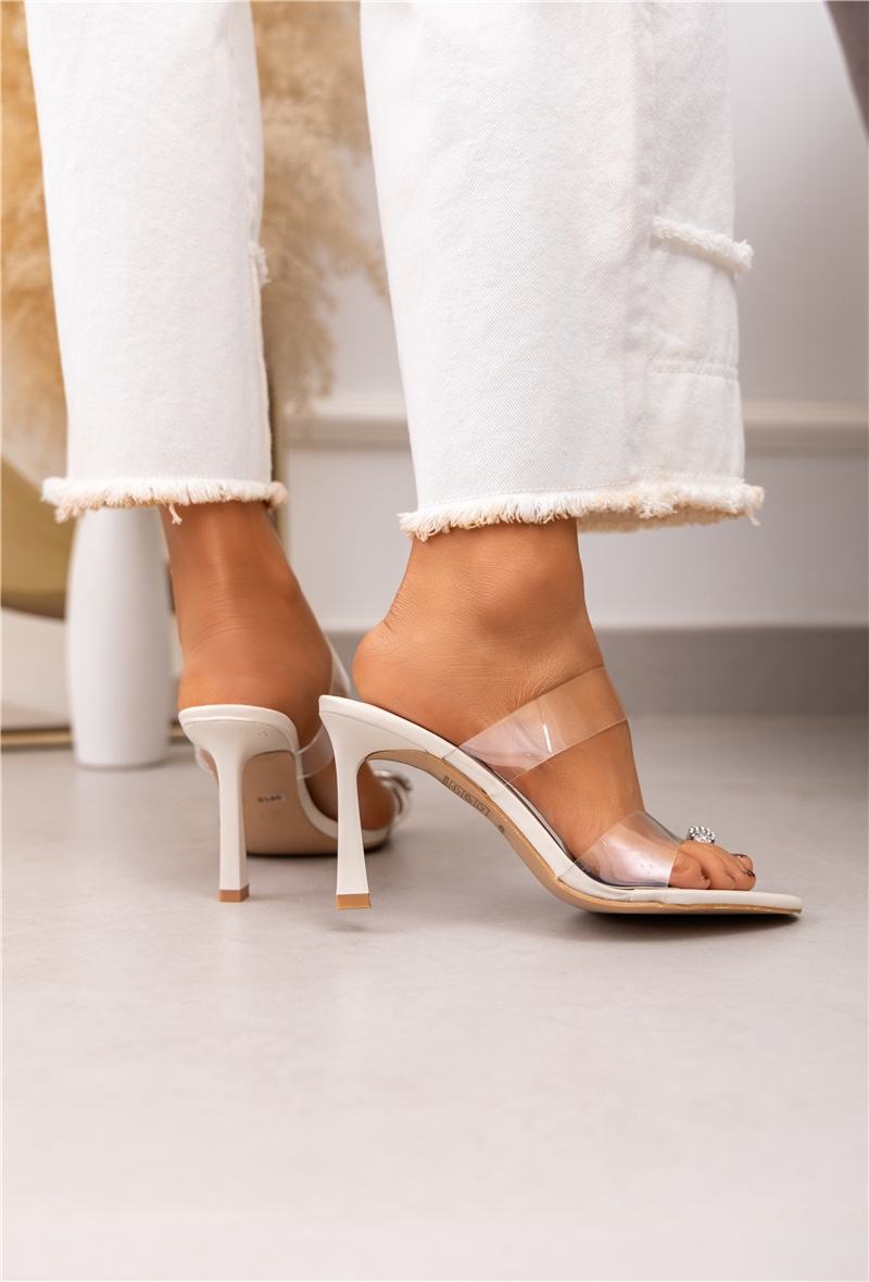 Sandale à talon beige avec vinyle transparent