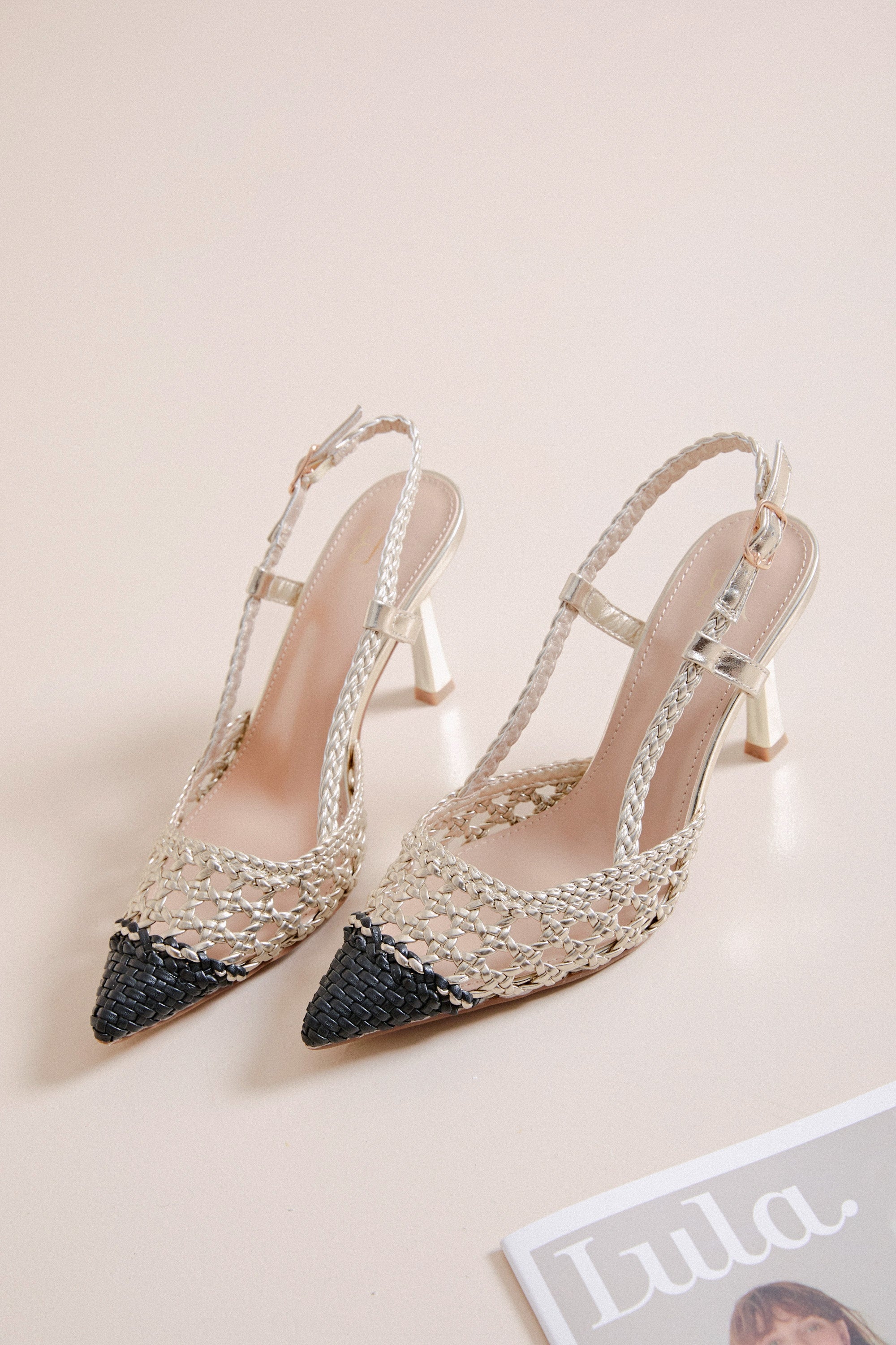 Escarpin slingback français en raphia tressé