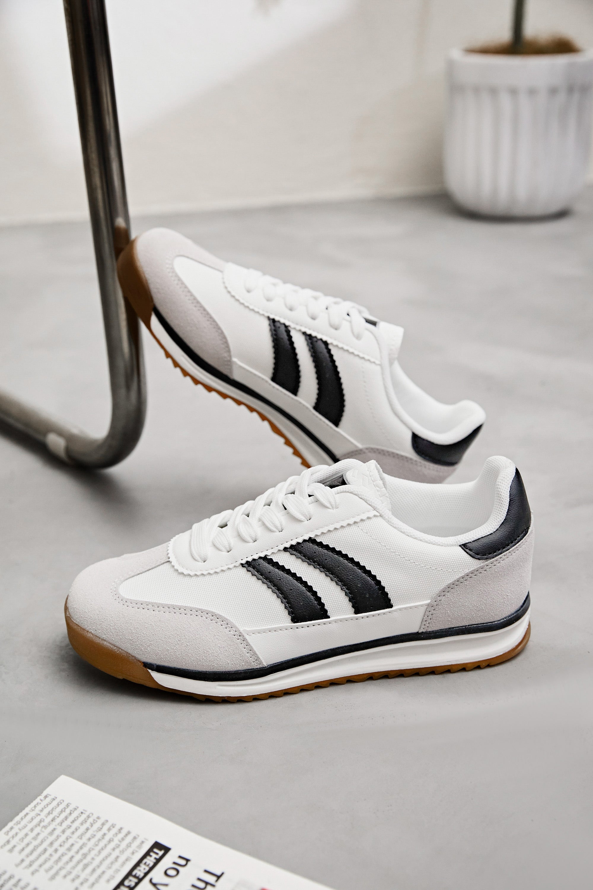 Basket blanche avec bandes noires