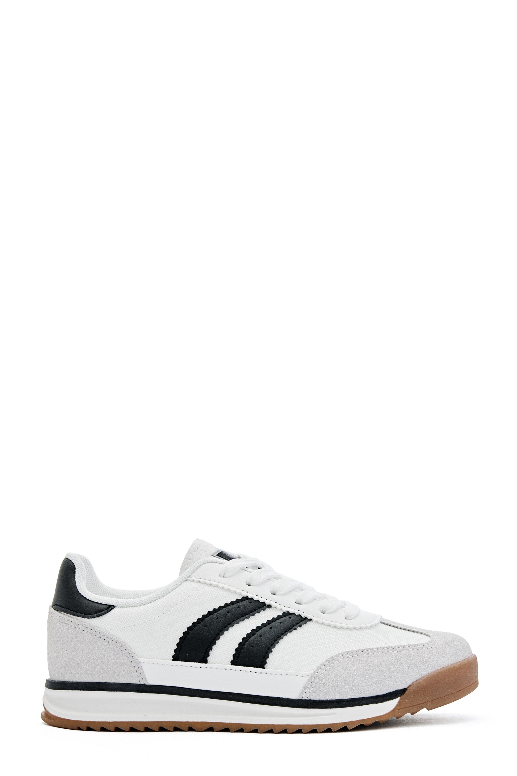 Basket blanche avec bandes noires
