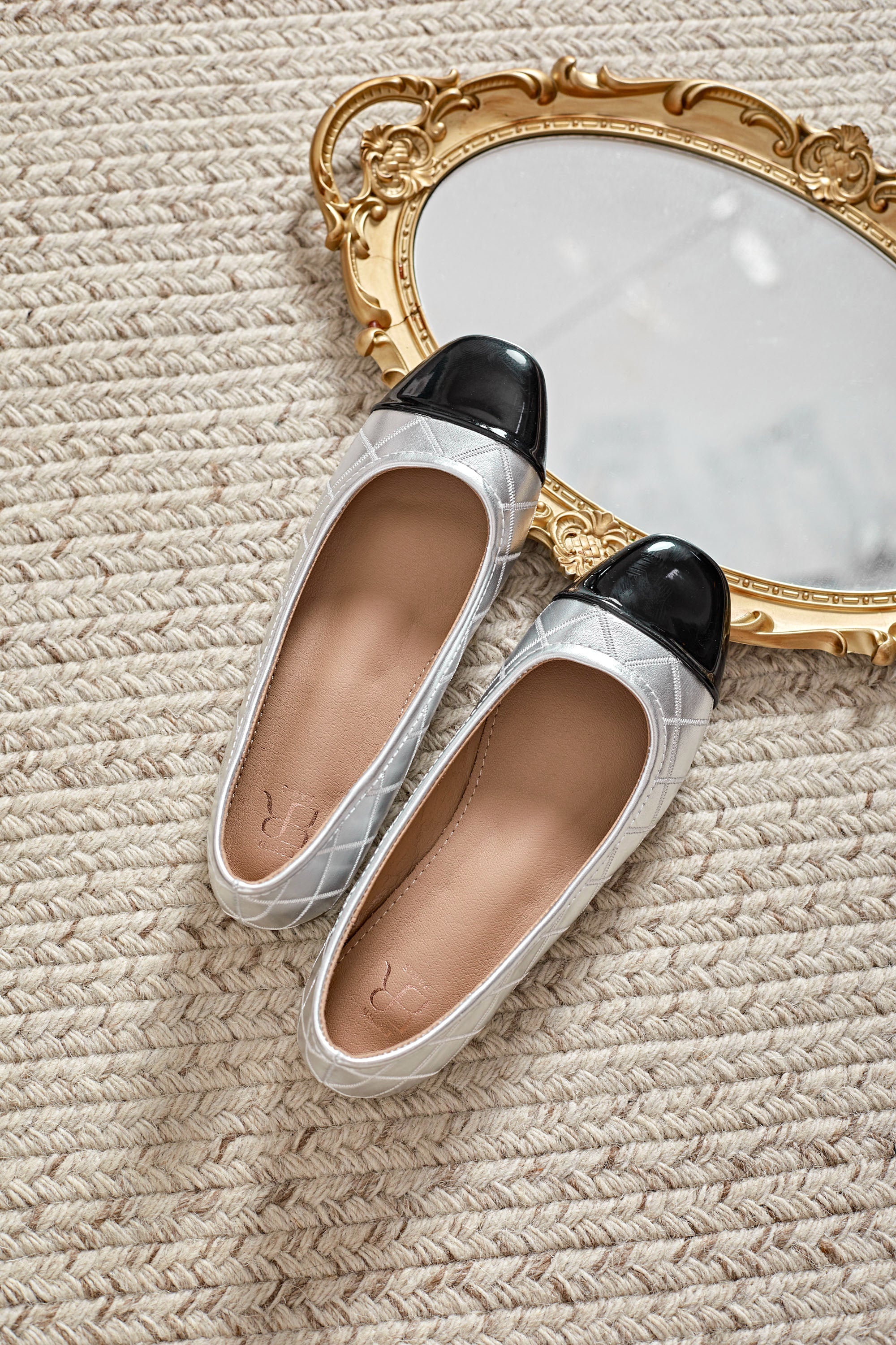 Ballerine argentée avec un bout noir vernis