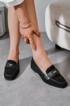 Mocassins noirs en daim avec détail métallique doré