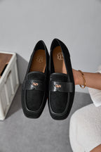 Mocassins noirs en daim avec détail métallique doré