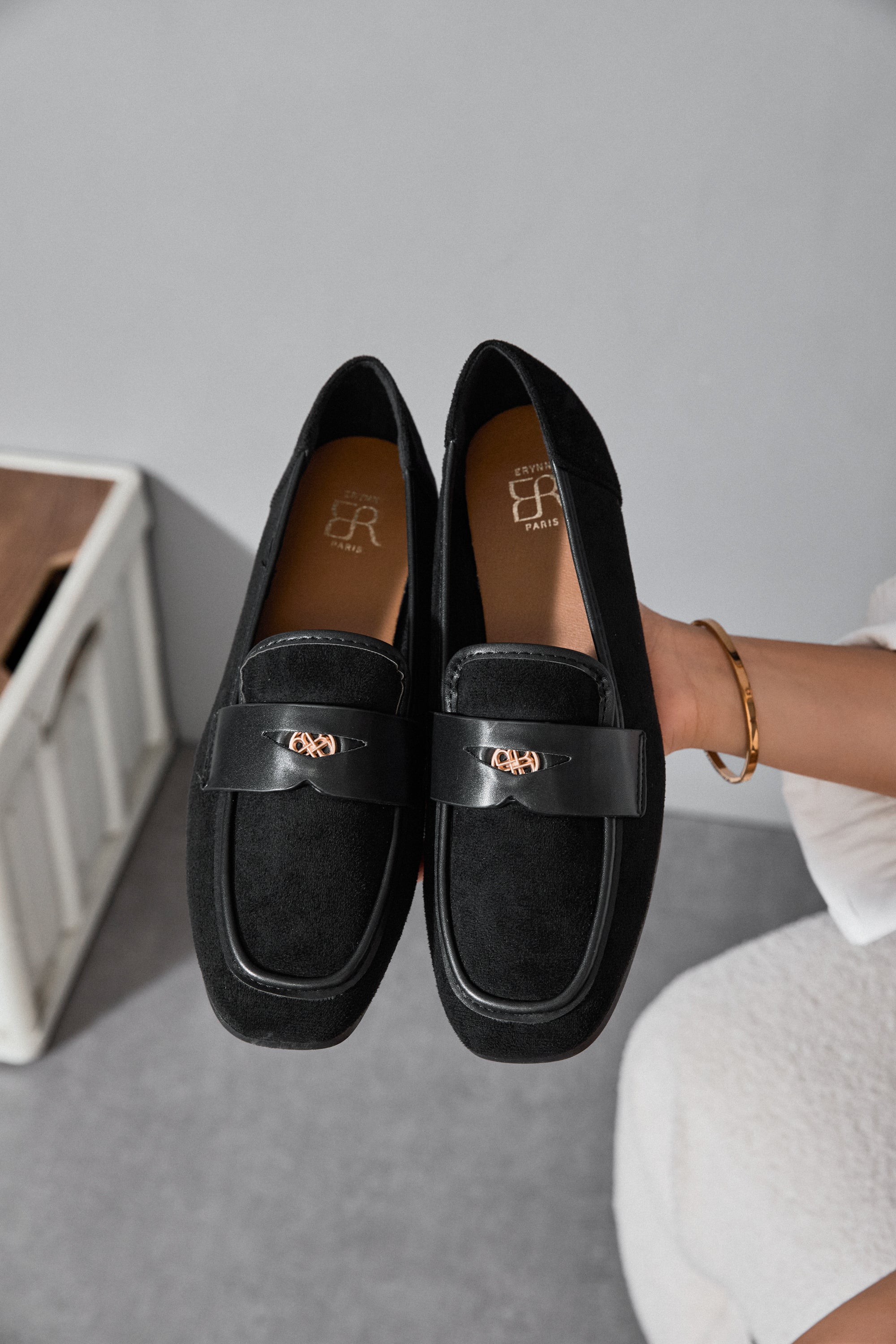 Mocassins noirs en daim avec détail métallique doré