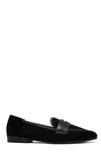 Mocassins noirs en daim avec détail métallique doré