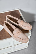 Mocassins beiges en daim avec détail métallique doré