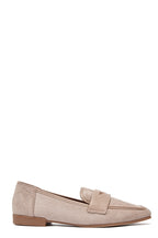 Mocassins beiges en daim avec détail métallique doré