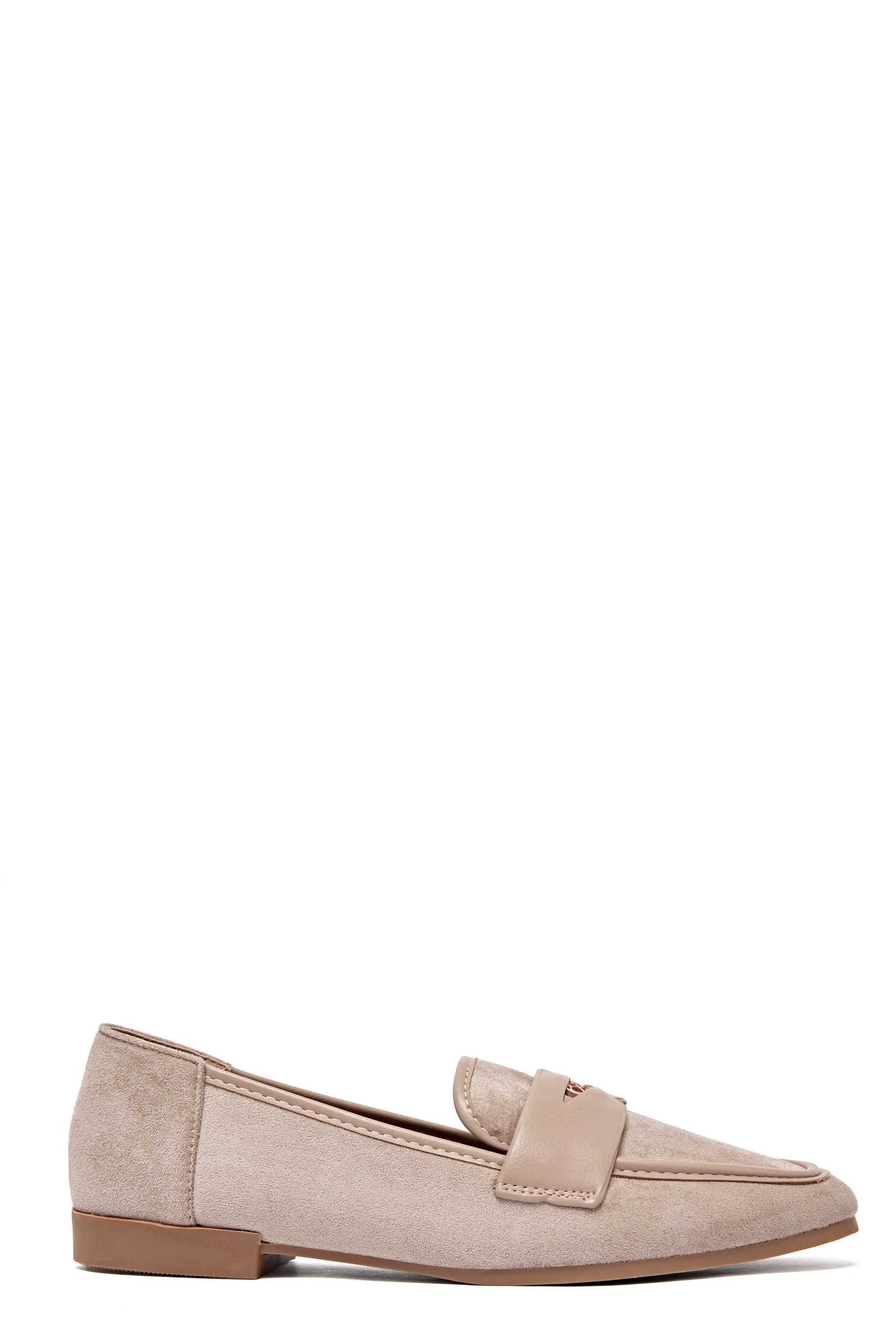 Mocassins beiges en daim avec détail métallique doré