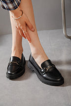 Mocassins noirs à semelle épaisse et boucle métallique