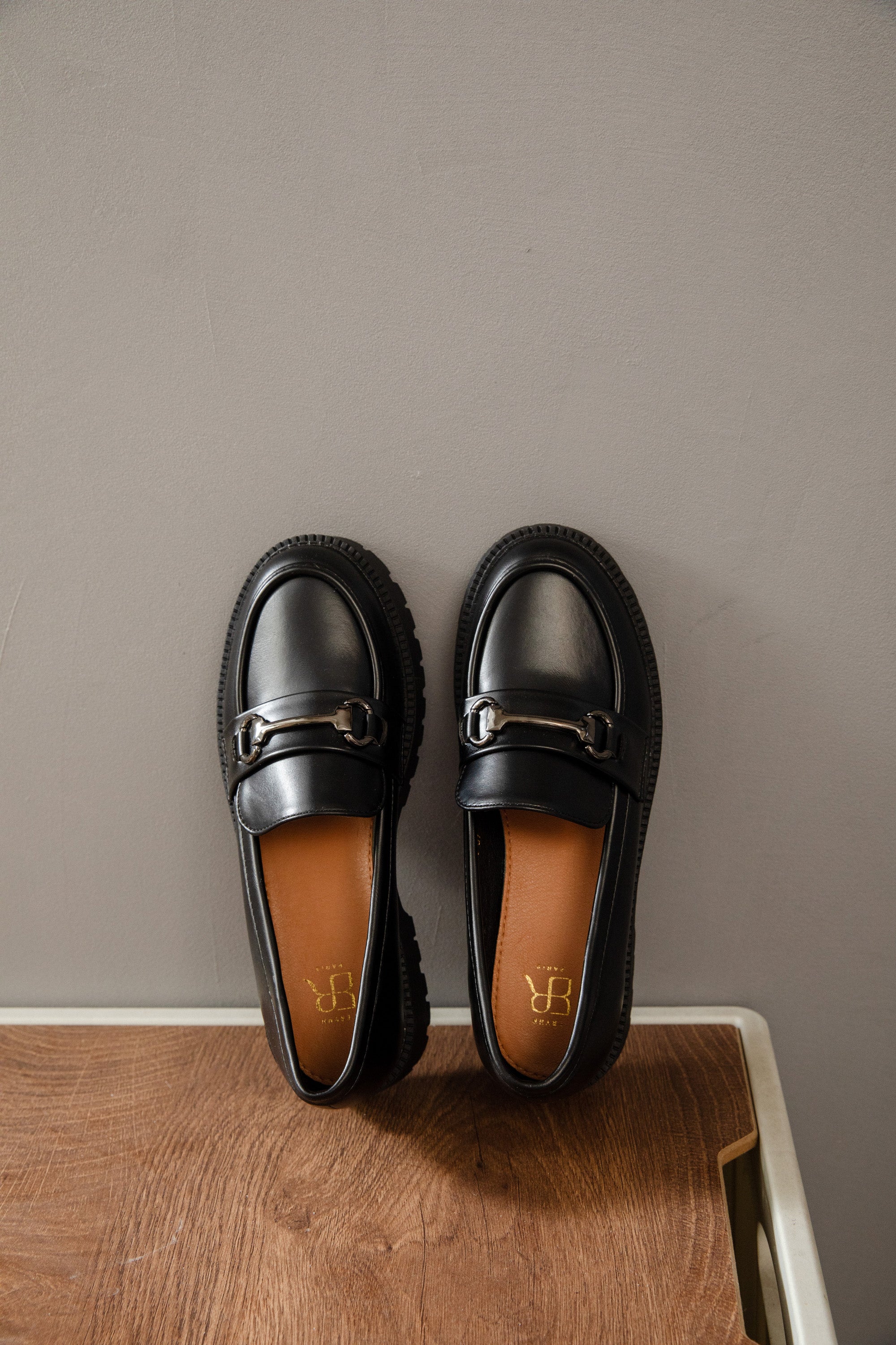 Mocassins noirs à semelle épaisse et boucle métallique