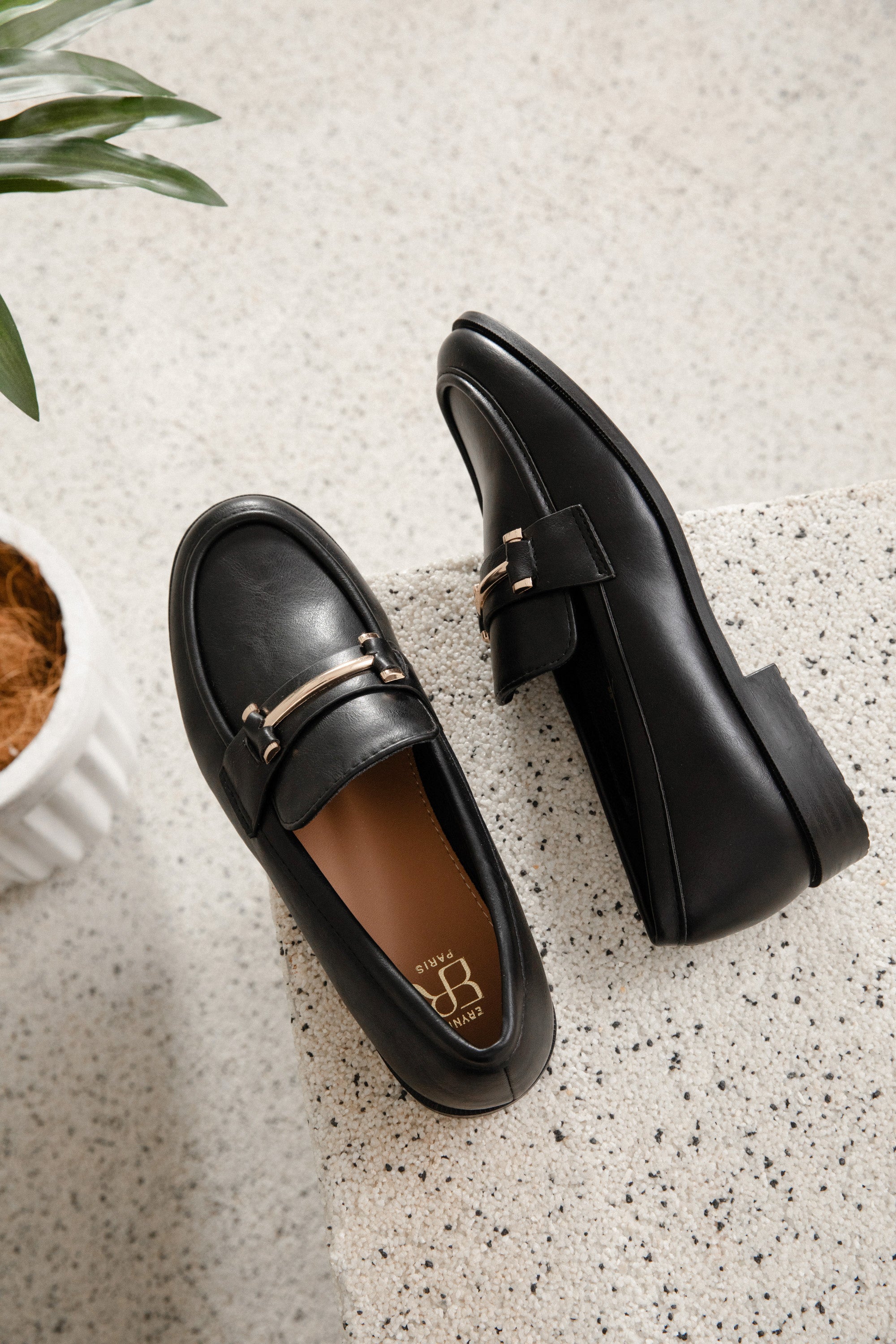 Mocassins noirs élégants à boucle dorée