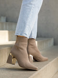Bottine chaussette beige au design moderne et raffiné