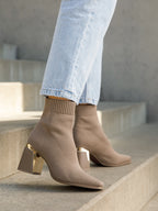 Bottine chaussette beige au design moderne et raffiné