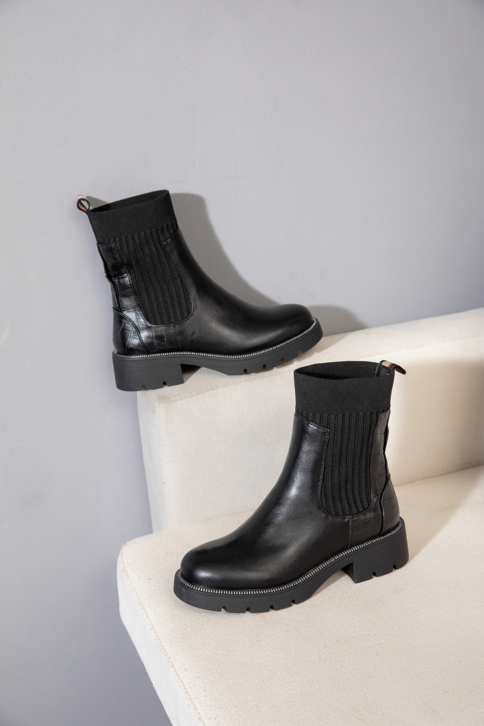 Bottines "Chaussettes" Hybrides – Noir et Texture Croco