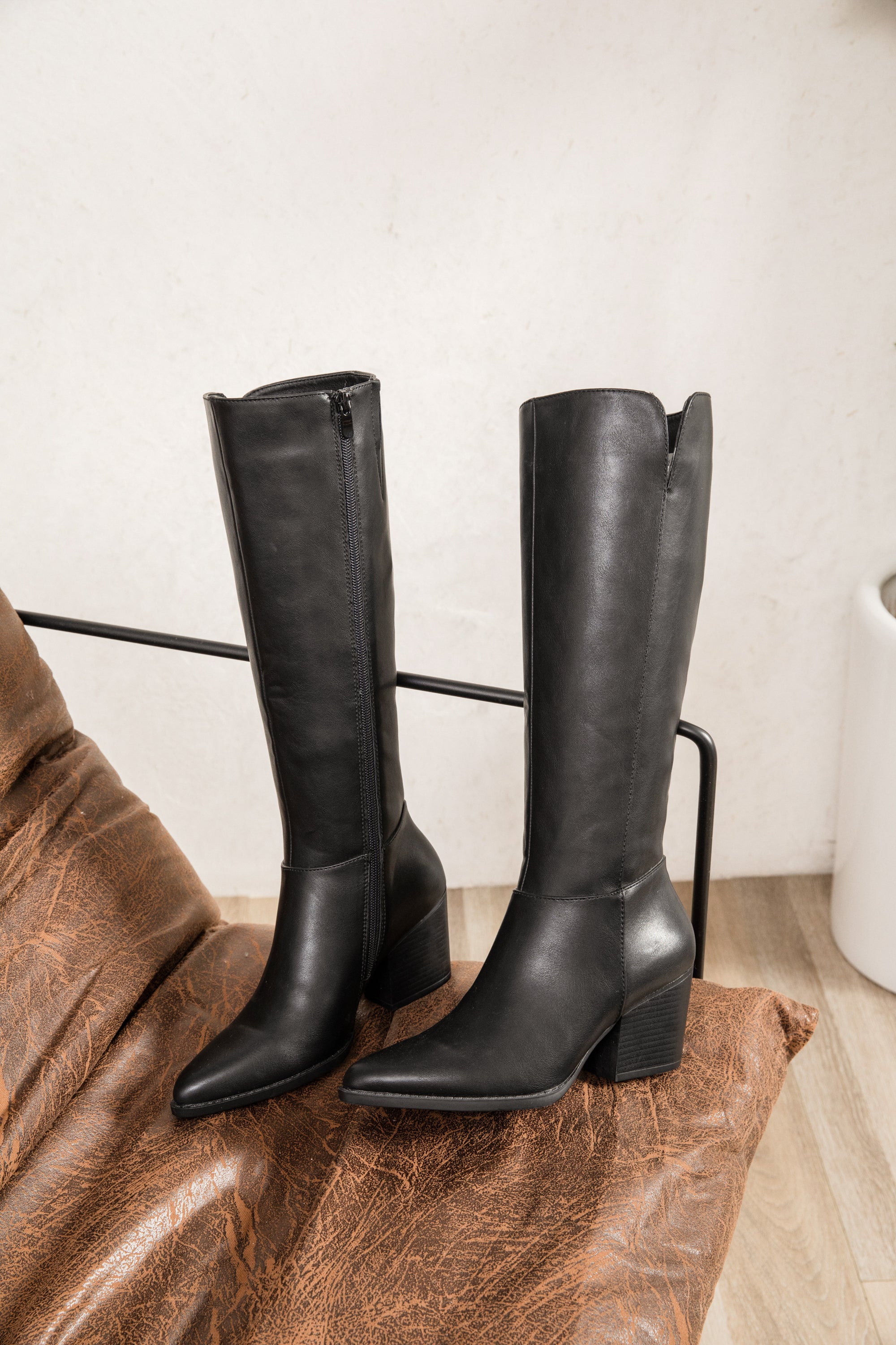 Bottes Hautes Élégantes à Talon Bloc – Noir Mat