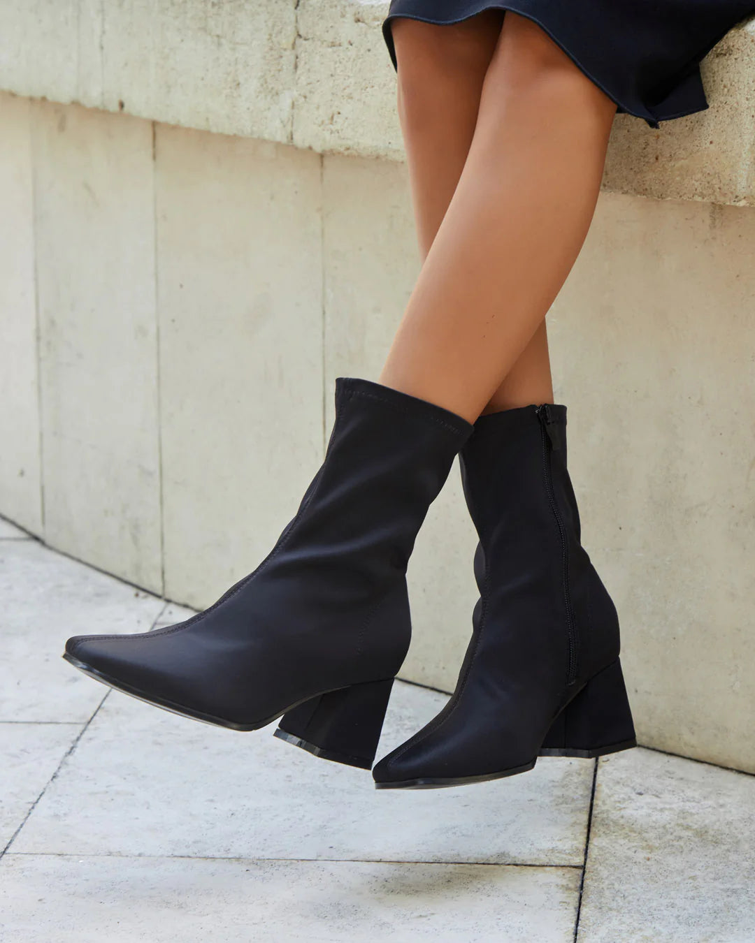 Bottines Chaussettes Noires à Talon Carré | L'Élégance Moderne