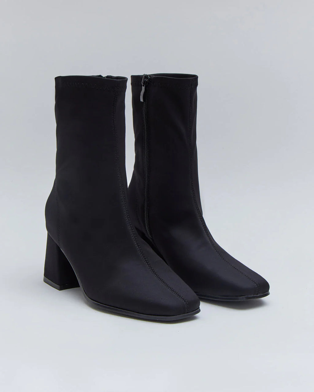 Bottines Chaussettes Noires à Talon Carré | L'Élégance Moderne