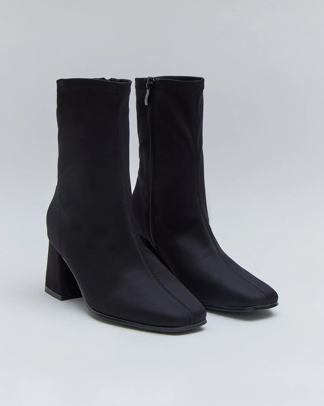 Bottines Chaussettes Noires à Talon Carré | L'Élégance Moderne