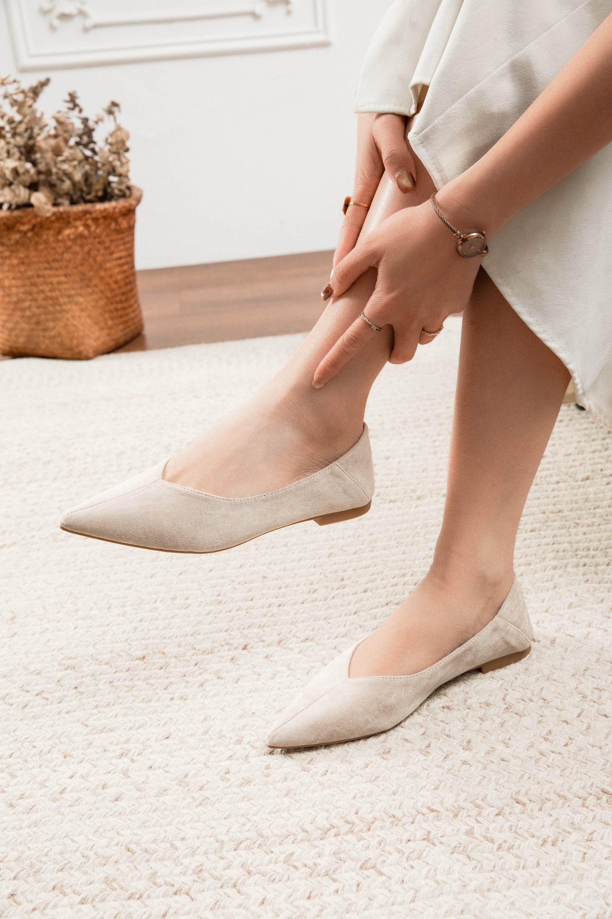 Ballerines Pointues en Daim Beige – Élégance Minimaliste