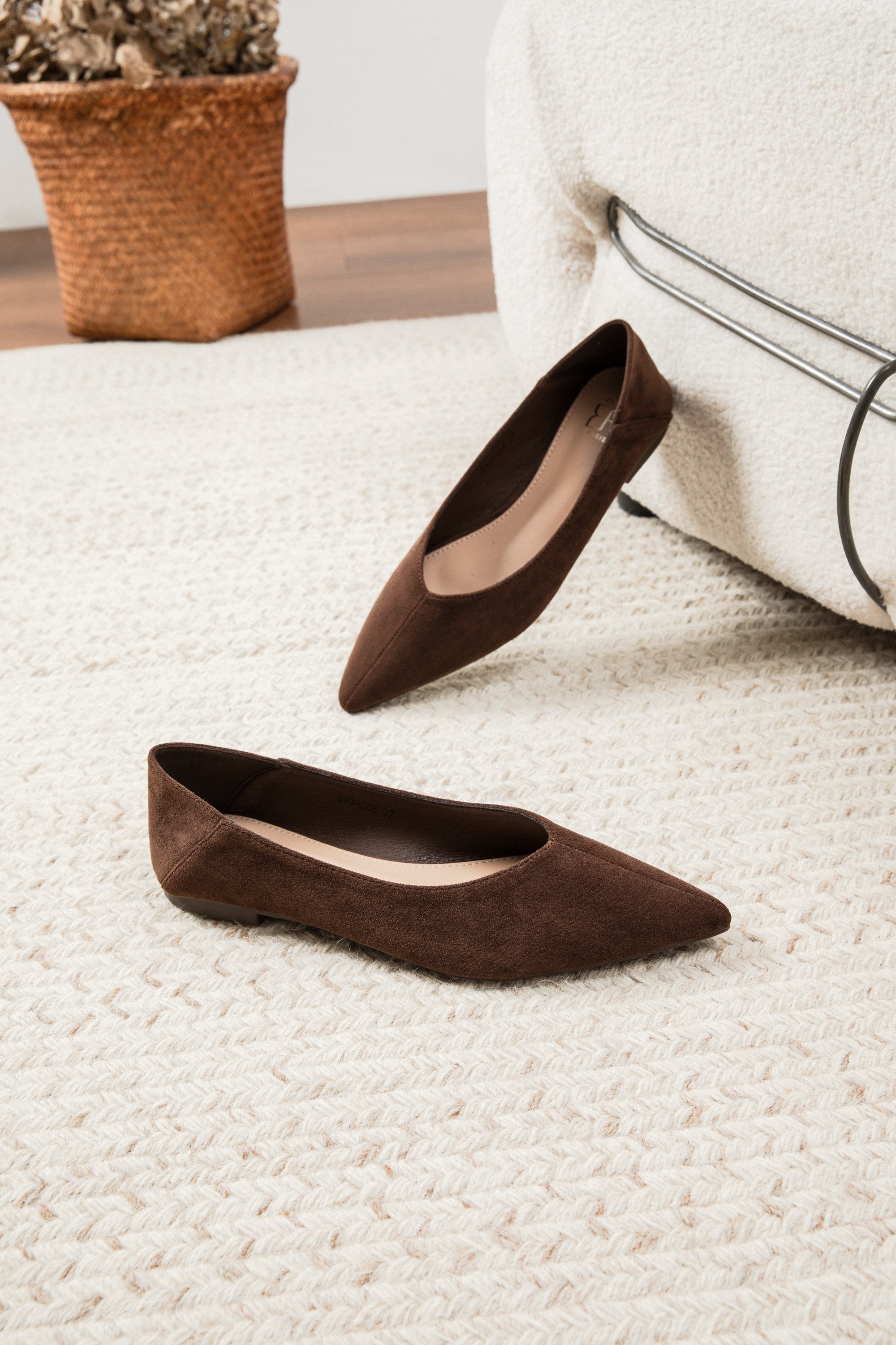 Ballerines Pointues en Daim Marron – Élégance Minimaliste