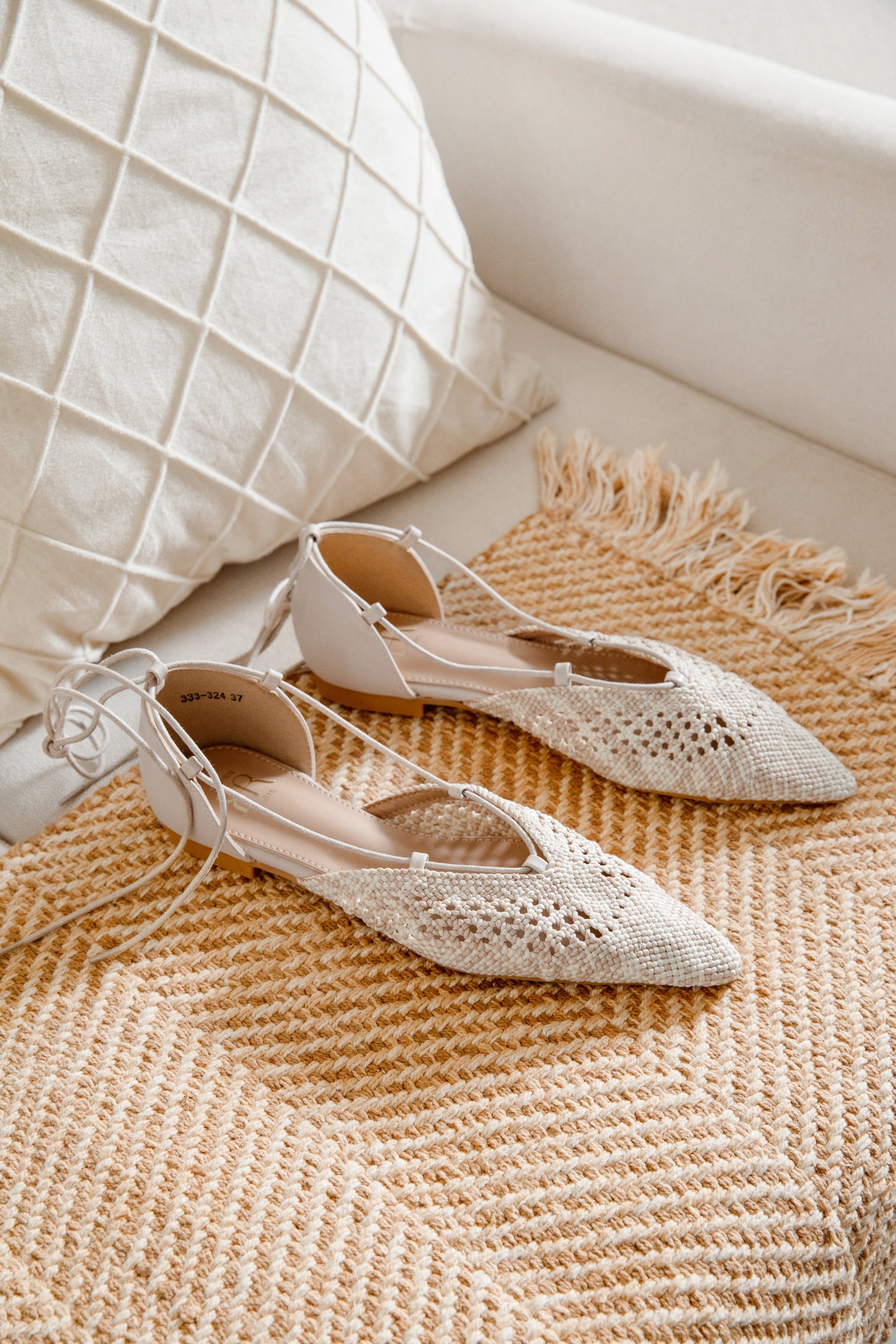 Ballerines Pointues Bohèmes en Crochet Beige à Lacets