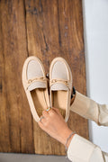 Mocassins Beige Élégance Naturelle avec Empiècement Texturé et Détail Doré Raffiné