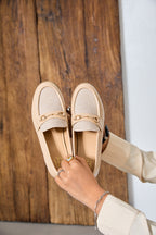 Mocassins Beige Élégance Naturelle avec Empiècement Texturé et Détail Doré Raffiné