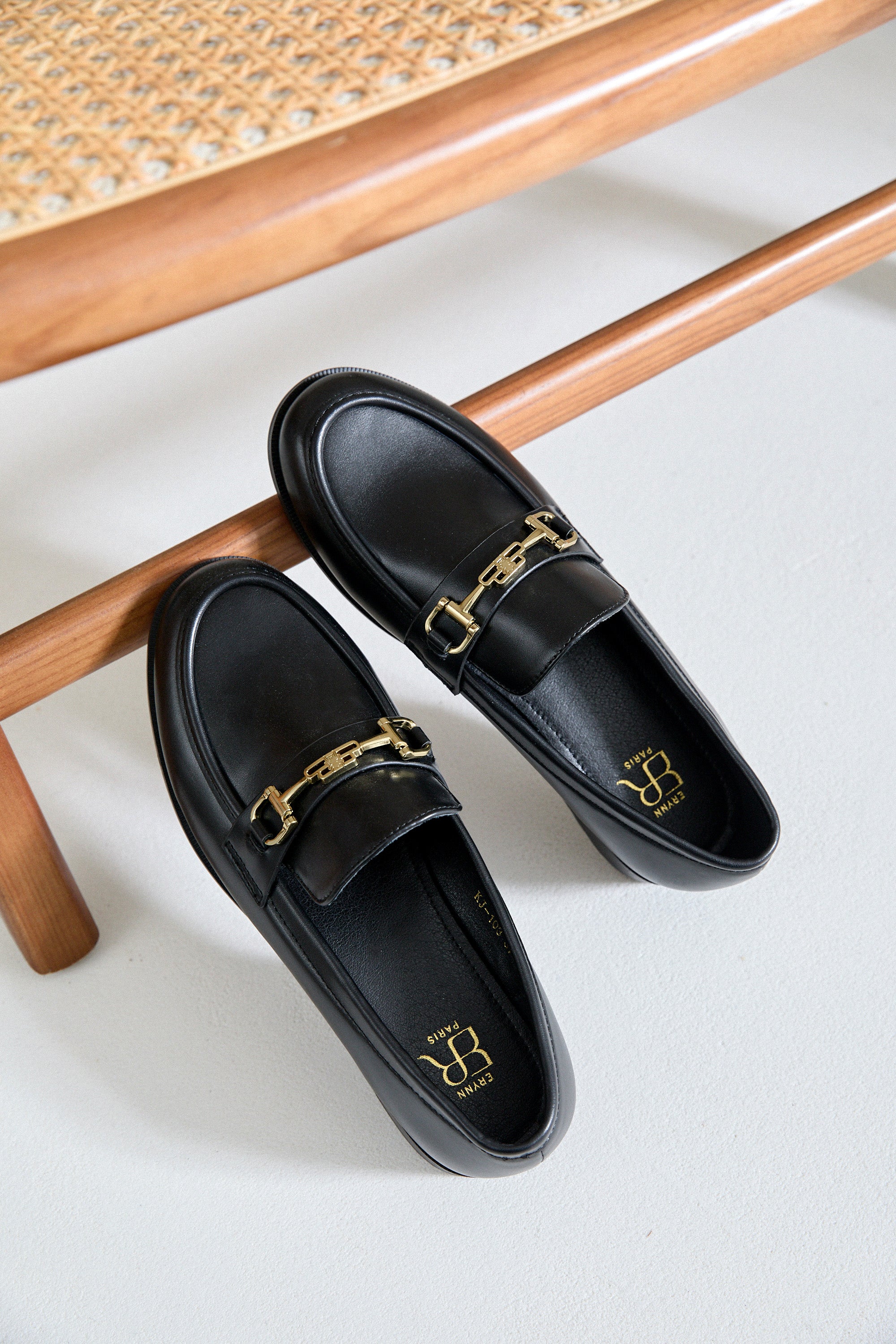 Mocassins Noir Élégance Classique avec Détail Métallique Doré