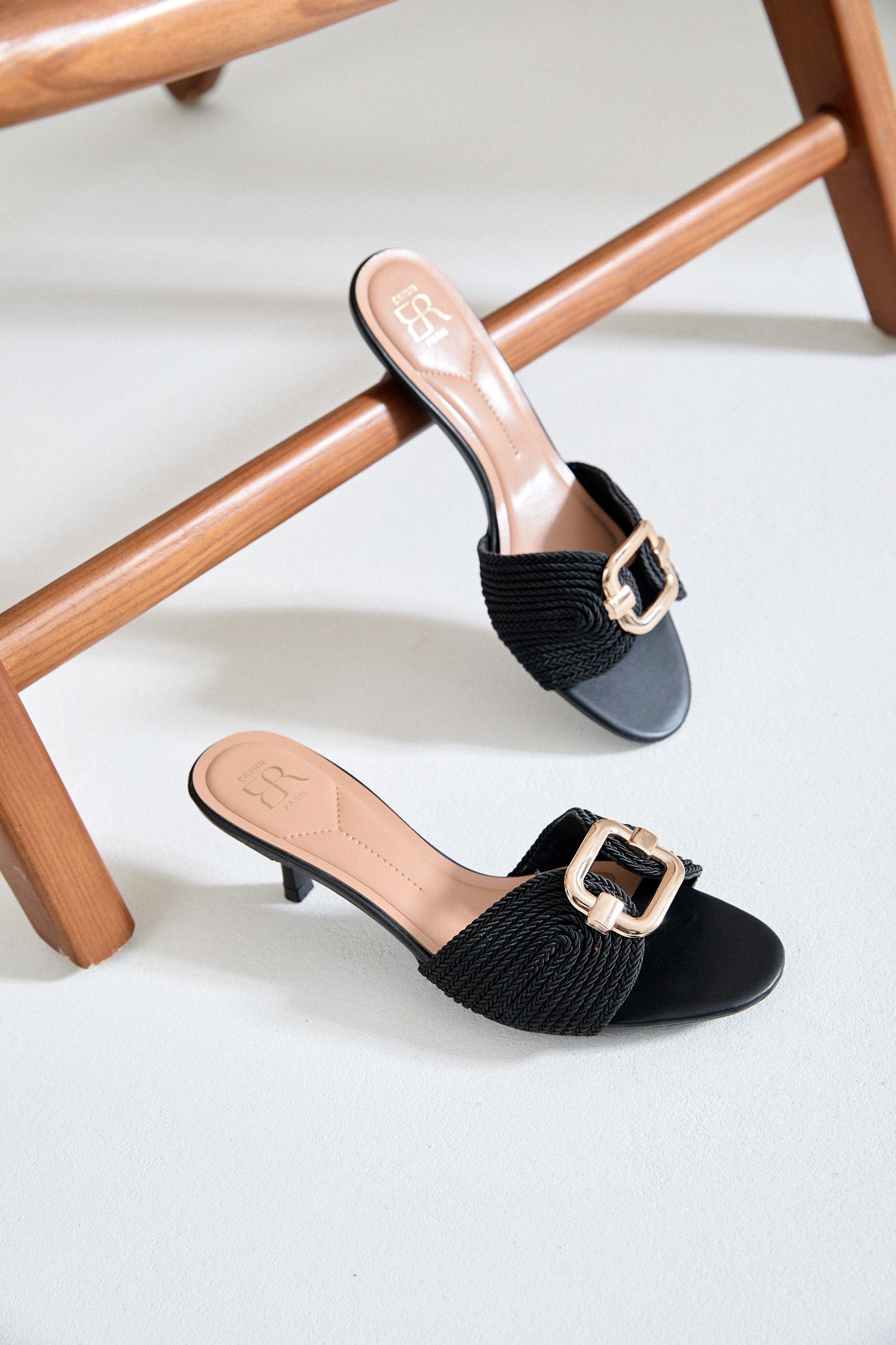 Mules à Petit Talon "Élégance Tressée" – Noir & Or