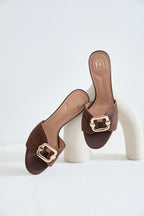 Mules à Petit Talon "Élégance Tressée" – Marron & Or