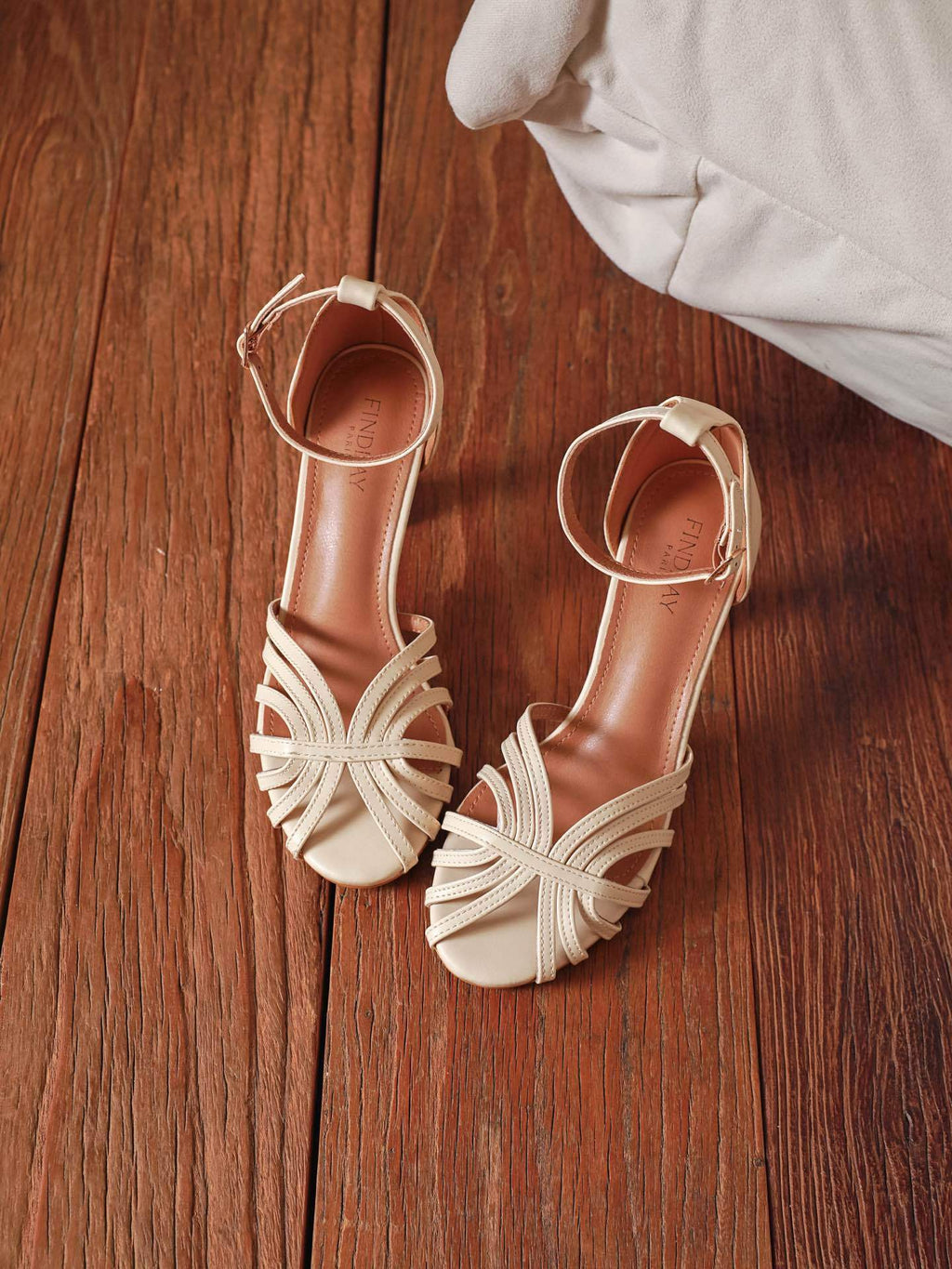 Sandales à Talons Hauts Effet Métallisé et Brides Entrelacées - Beige Clair