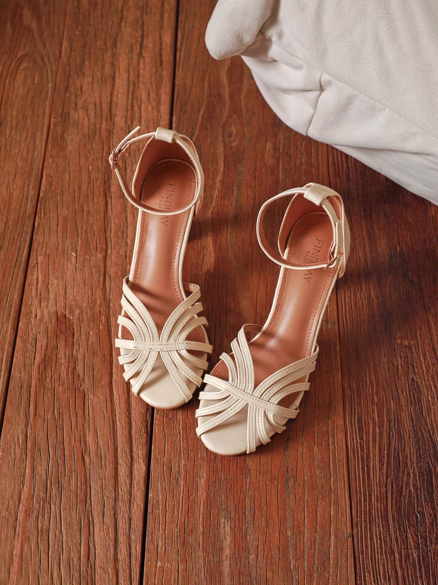 Sandales à Talons Hauts Effet Métallisé et Brides Entrelacées - Beige Clair