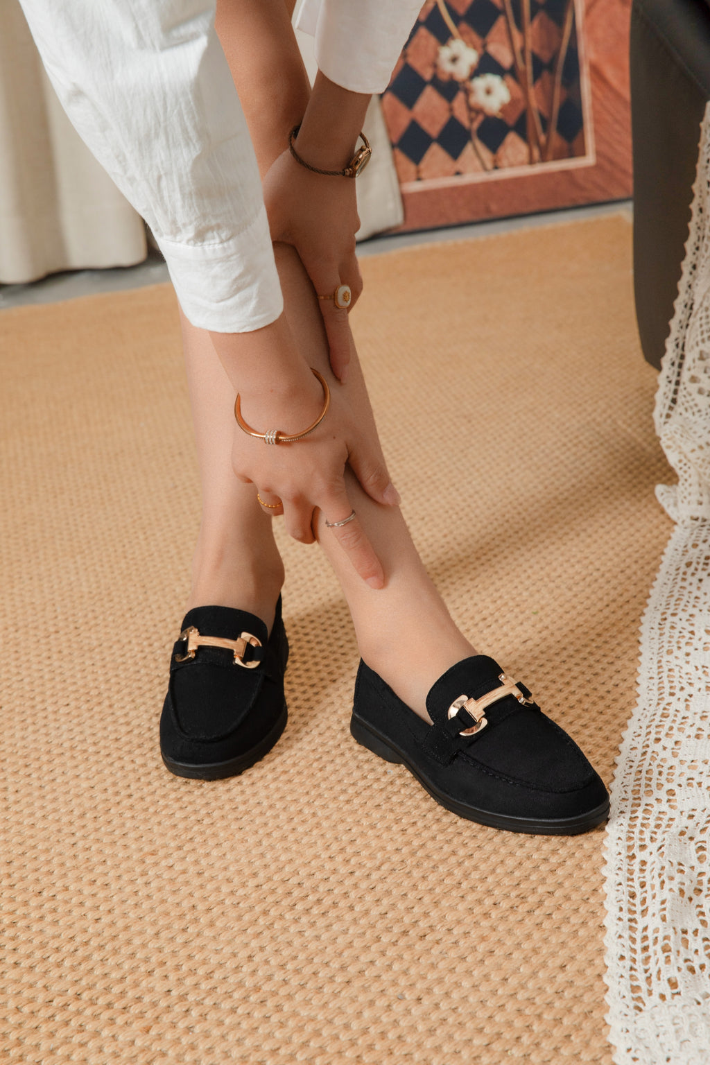 Mocassins Élégants en Suédine Noire avec Boucle Dorée