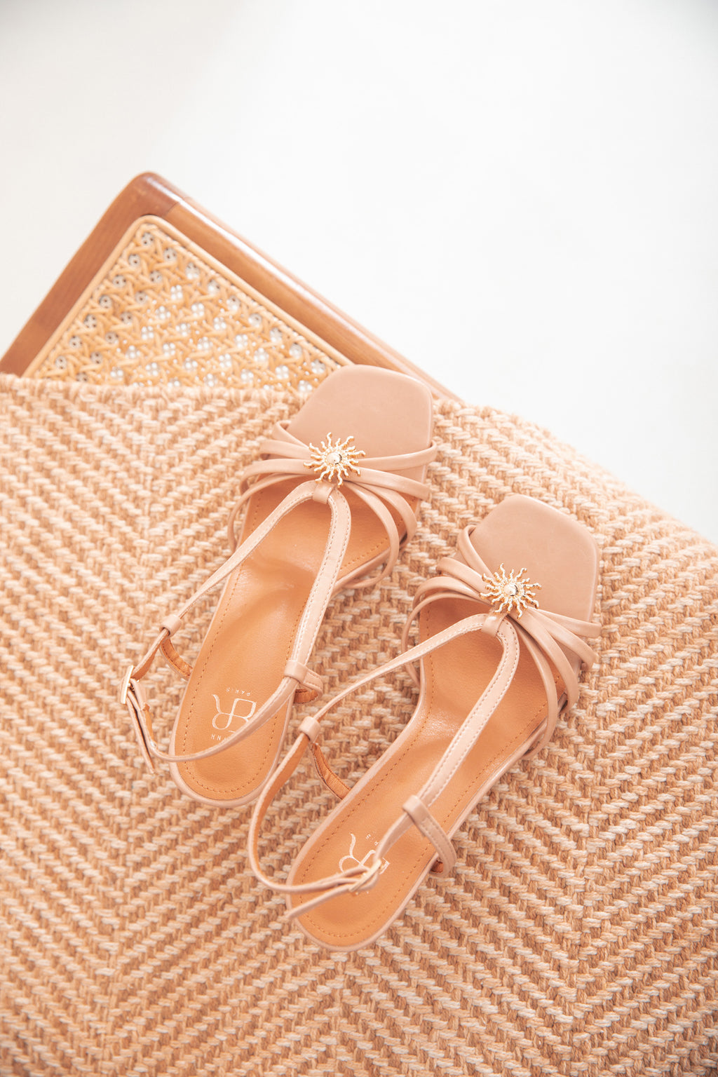 Sandales à talons nude ornées d'un bijou doré – Chic et Féminité