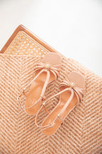 Sandales à talons nude ornées d'un bijou doré – Chic et Féminité