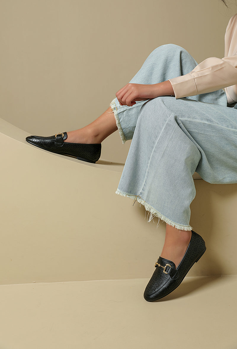 Mocassins ajourés noirs à mors doré – Élégance et légèreté d'été