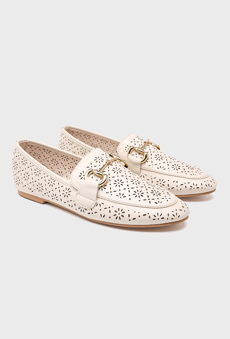 Mocassins ajourés beiges à mors doré – Élégance et légèreté d'été
