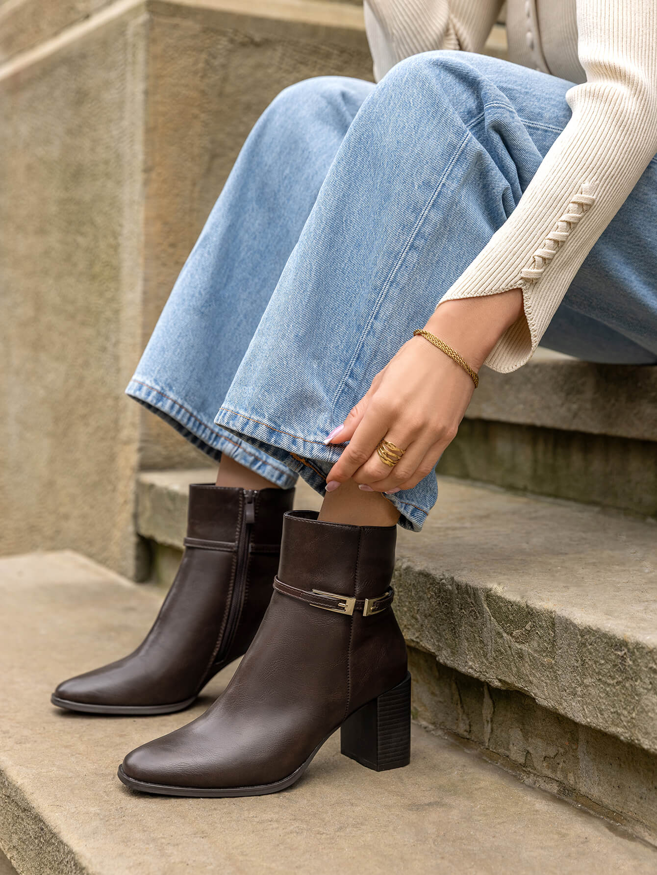 Bottines en marron à bride dorée et talon bloc