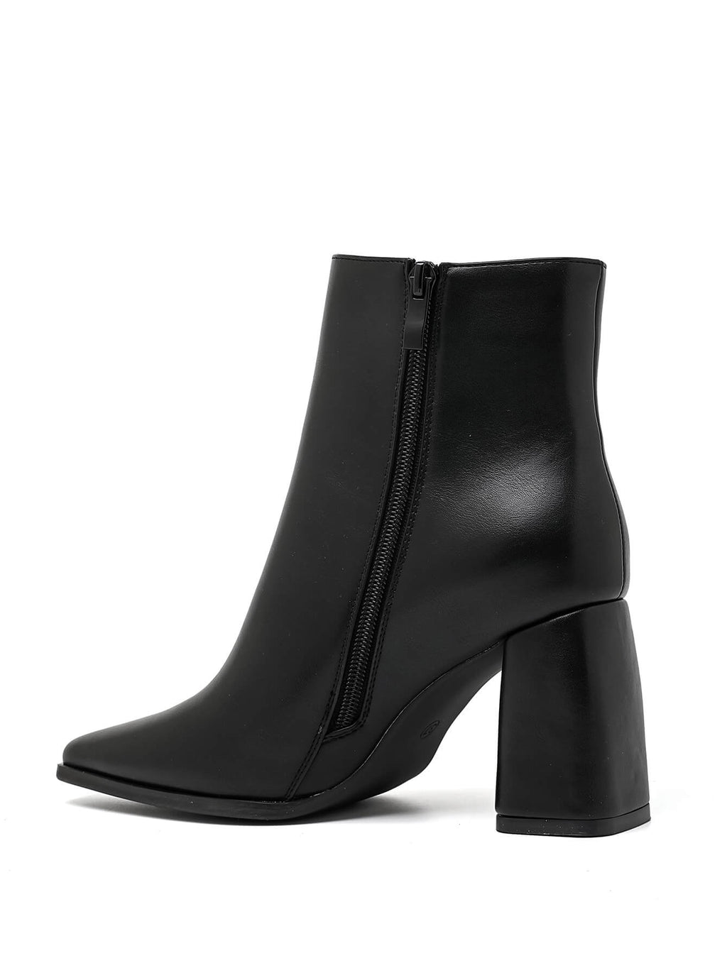 Bottines en noir à bout pointu et talon bloc