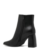 Bottines en noir à bout pointu et talon bloc