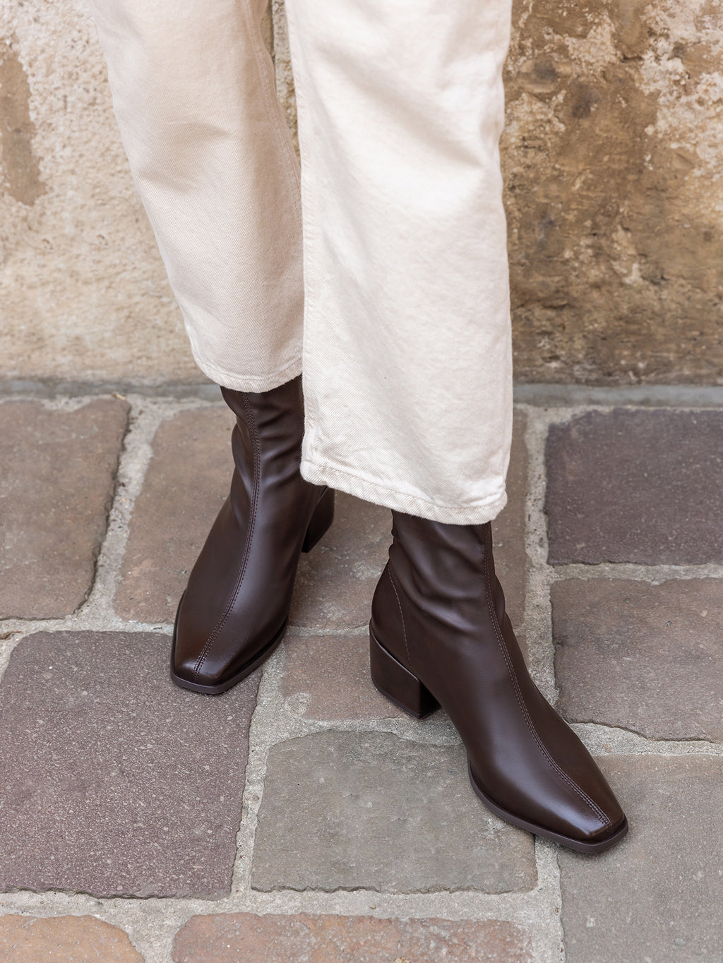 Bottines Marron à Talon Carré et Bout Carré – Style Rétro Moderne