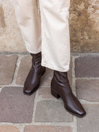 Bottines Marron à Talon Carré et Bout Carré – Style Rétro Moderne